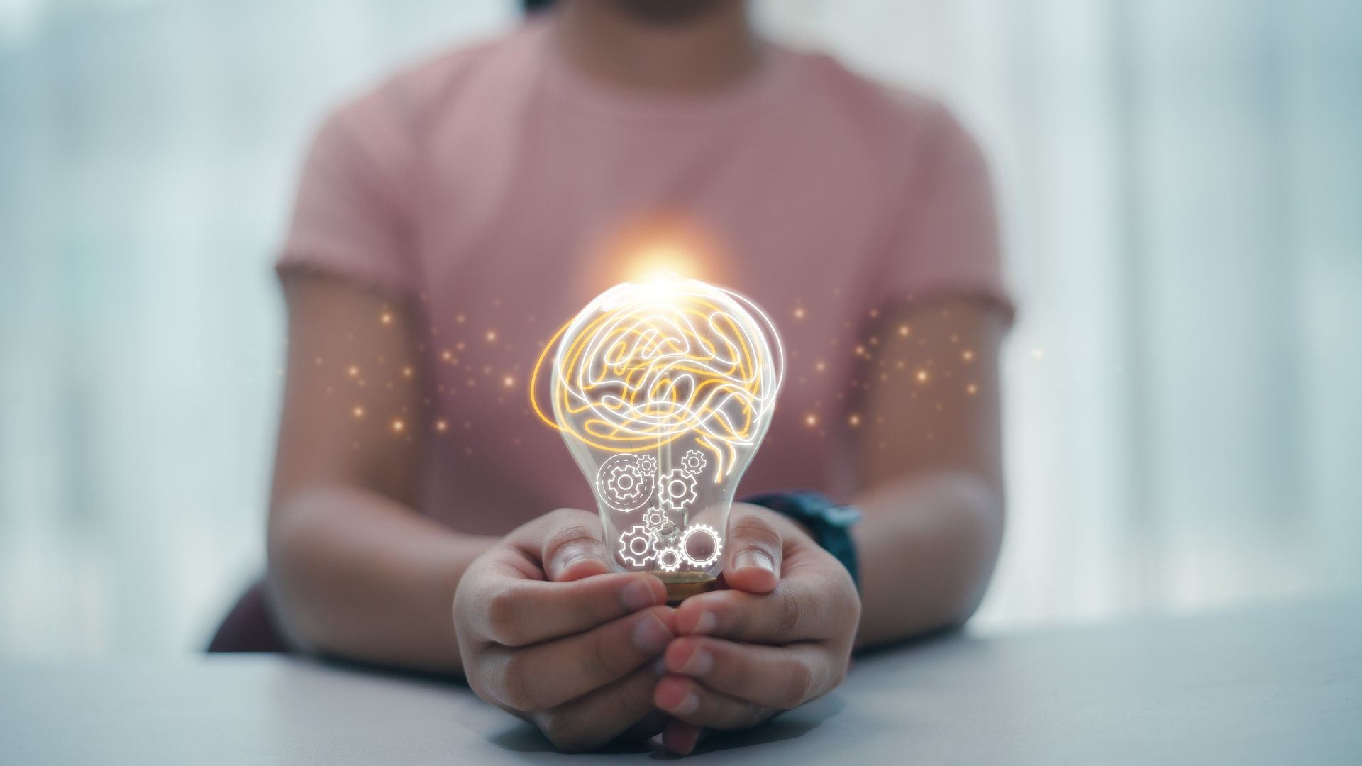 thumbnail_iStock-1490067842 vrouw met lamp